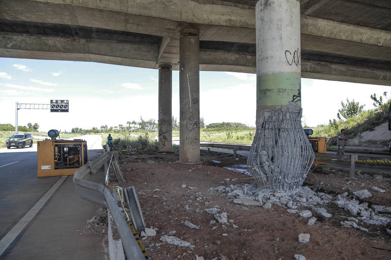 O Departamento Nacional de Infraestrutura e Transportes (Dnit) iniciou nesta sexta (4) o trabalho de escoramento no viaduto da Caucaia, na BR- 020, Ceará; a estrutura foi alvo de explosão em ataque criminoso