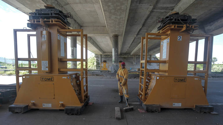 O Departamento Nacional de Infraestrutura e Transportes (Dnit) iniciou nesta sexta (4) o trabalho de escoramento no viaduto da Caucaia, na BR- 020, Ceará; a estrutura foi alvo de explosão em ataque criminoso