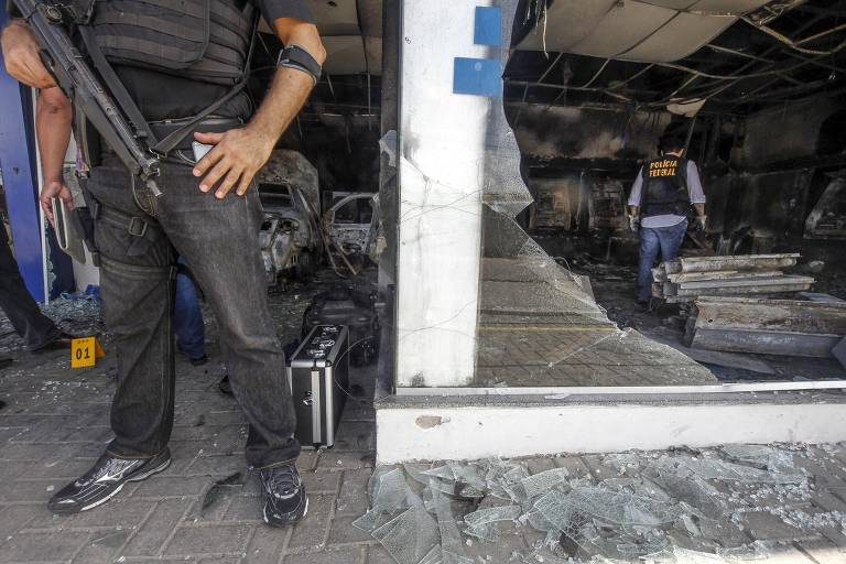 Agentes da Policia Federal fazem perícia em agência da Caixa Econômica Federal no Bairro Pajuçara, em Maracanau, Fortaleza; no ataque ao prédio um grupo invadiu a agência com um carro, quebrou as vidraças e em seguida incendiou o local