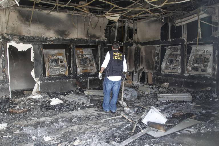 Agentes da Policia Federal fazem perícia em agência da Caixa Econômica Federal no Bairro Pajuçara, em Maracanau, Fortaleza; no ataque ao prédio um grupo invadiu a agência com um carro, quebrou as vidraças e em seguida incendiou o local