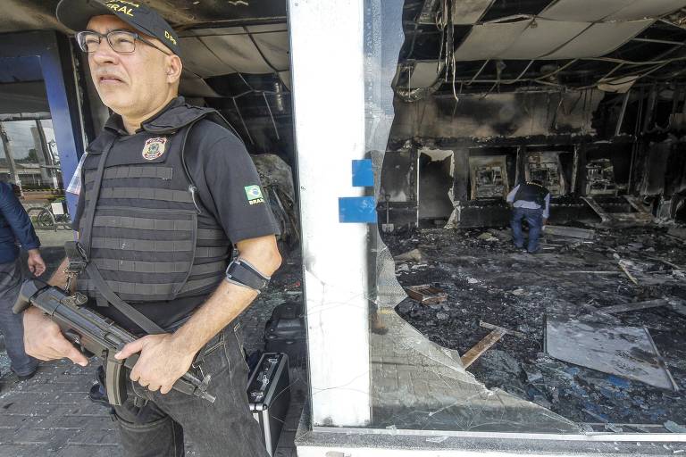 Agentes da Policia Federal fazem perícia em agência da Caixa Econômica Federal no Bairro Pajuçara, em Maracanau, Fortaleza; no ataque ao prédio um grupo invadiu a agência com um carro, quebrou as vidraças e em seguida incendiou o local