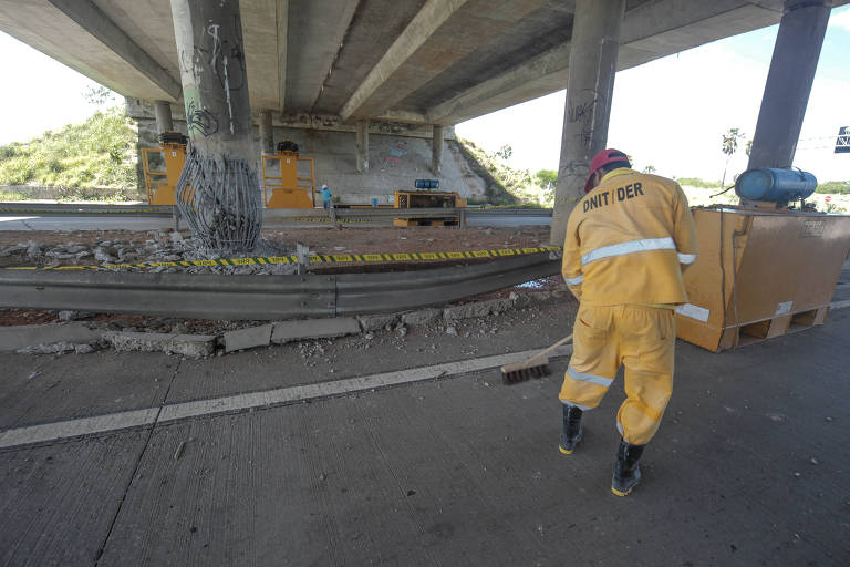 O Departamento Nacional de Infraestrutura e Transportes (Dnit) iniciou nesta sexta (4) o trabalho de escoramento no viaduto da Caucaia, na BR- 020, Ceará; a estrutura foi alvo de explosão em ataque criminoso