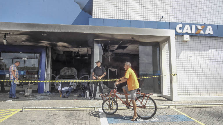 Agentes da Policia Federal fazem perícia em agência da Caixa Econômica Federal no Bairro Pajuçara, em Maracanau, Fortaleza; no ataque ao prédio um grupo invadiu a agência com um carro, quebrou as vidraças e em seguida incendiou o local