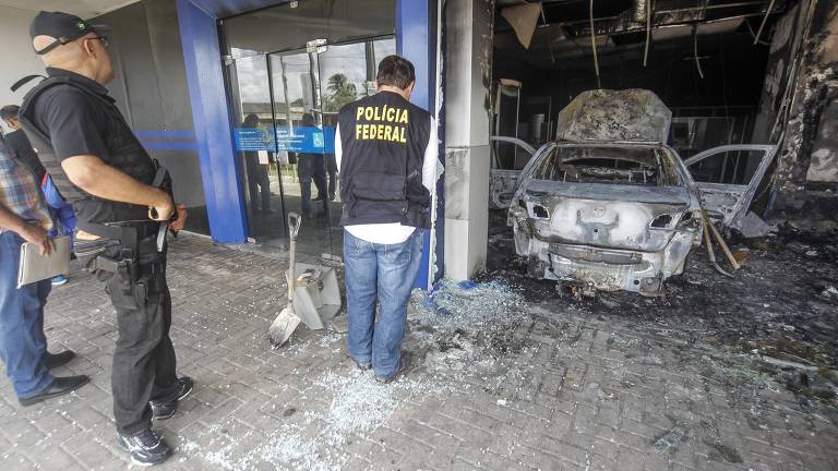 Agentes da Policia Federal fazem perícia em agência da Caixa Econômica Federal no Bairro Pajuçara, em Maracanau, Fortaleza; no ataque ao prédio um grupo invadiu a agência com um carro, quebrou as vidraças e em seguida incendiou o local