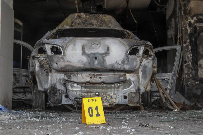 Agentes da Policia Federal fazem perícia em agência da Caixa Econômica Federal no Bairro Pajuçara, em Maracanau, Fortaleza; no ataque ao prédio um grupo invadiu a agência com um carro, quebrou as vidraças e em seguida incendiou o local