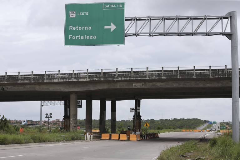 Via segue interditada nas proximidades do viaduto que foi alvo dos criminosos em Caucaia, região metropolitana de Fortaleza; a explosão de uma bomba em uma das pilastras abalou a estrutura do viaduto, que passa por reparos
