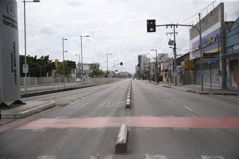 Região metropolitana de Fortaleza enfrenta dificuldades neste domingo (6) com a redução da frota de ônibus após série de ataques criminosos em órgãos públicos, agência bancárias, estabelecimentos comerciais, equipamentos de segurança e transporte do Ceará