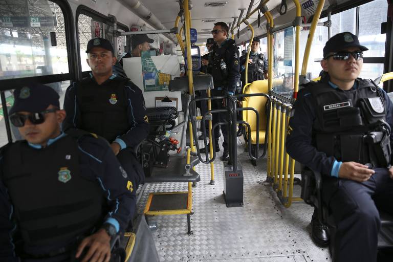Integrantes da Força Nacional de Segurança Pública fazem patrulhamento em terminal de Ônibus em Fortaleza; esquipe está fazendo policiamento ostensivo em apoio aos agentes de segurança do estado, após a série de ataques no Ceará