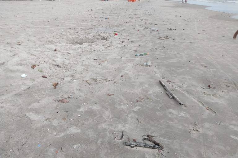 Lixo e falta de estrutura no litoral de SP