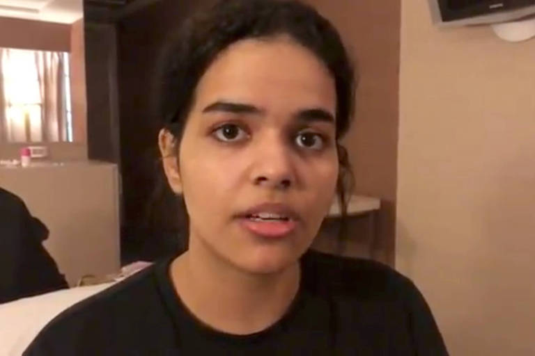 Rahaf Mohammed al-Qunun, 18, aparece em vídeo deito no quarto de hotel na Tailândia onde está trancada