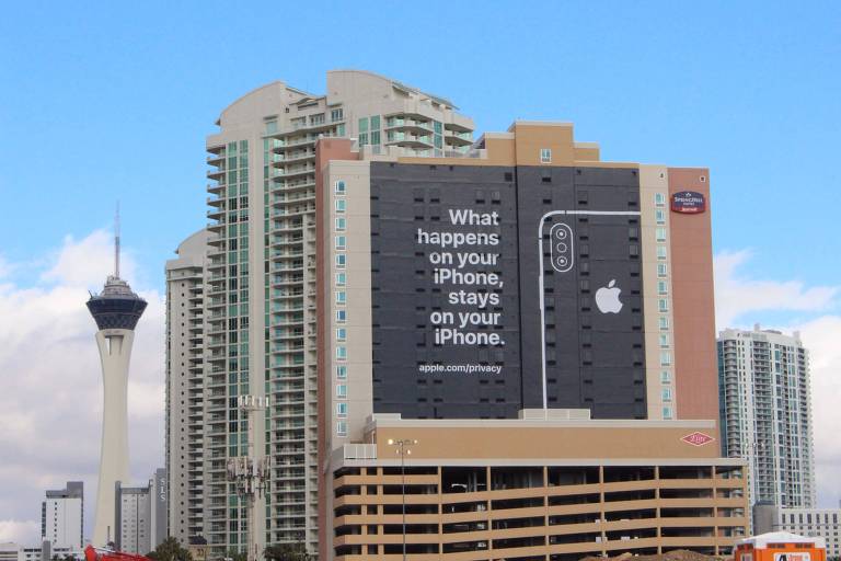 Vista de um prédio com o anúncio da Apple que diz "o que acontece em seu iPhone fica no seu iPhone", uma alusão à frase "o que acontece em Vegas fica em Vegas"; a CES, maior feira de eletrônicos dos EUA, foi aberta no domingo (6) em Las Vegas