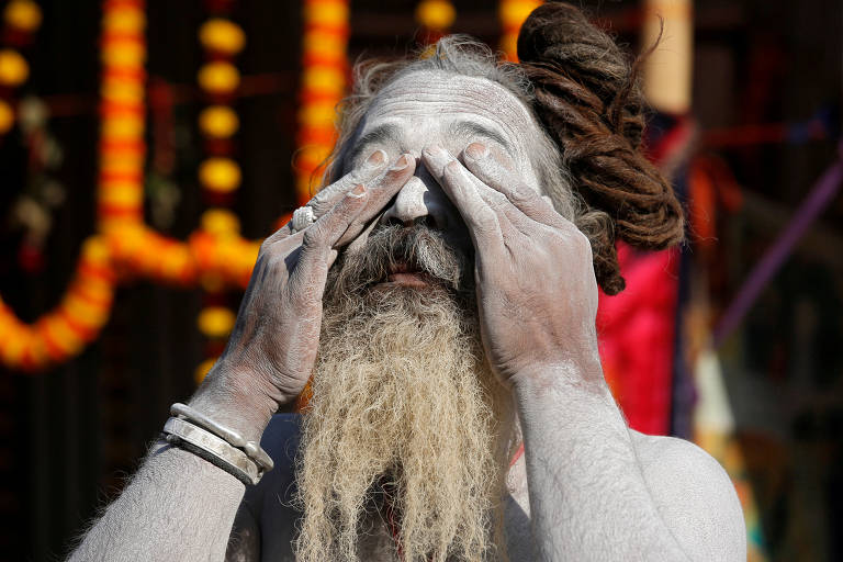 Hinduísta aplica máscara de cinzas no rosto