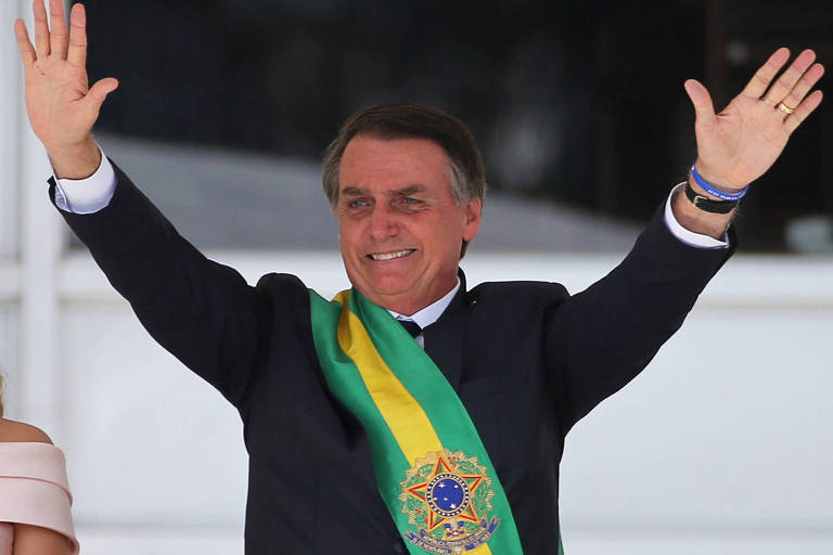O presidente Jair Bolsonaro gesticula após receber a faixa presidencial na cerimônia de posse, em Brasília