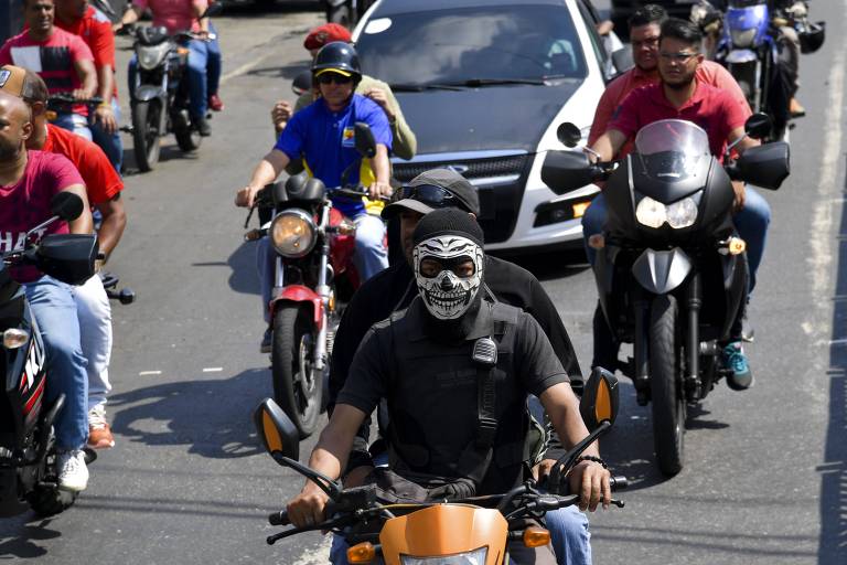 Chavistas fazem ato pró-governo em Caracas