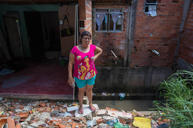 Sonia Domingues Pereira, 52, teve parte da casa destruída em enchente do córrego Perus. Parte da casa foi construída em cima do leito do córrego