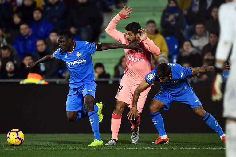 Jogadores do Getafe marcam o uruguaio Luis Suárez, do Barcelona