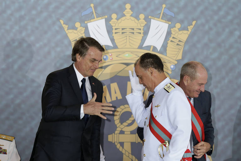 O presidente Jair Bolsonaro cumprimenta o almirante Ilques Barbosa durante solenidade de transmissão de cargo do comando da Marinha