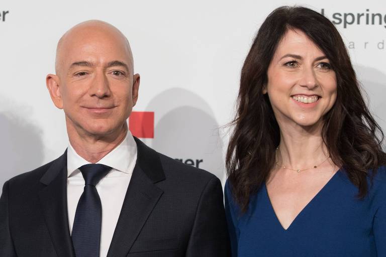 O presidente-executivo da Amazon, Jeff Bezos, com a ex-esposa MacKenzie Bezos