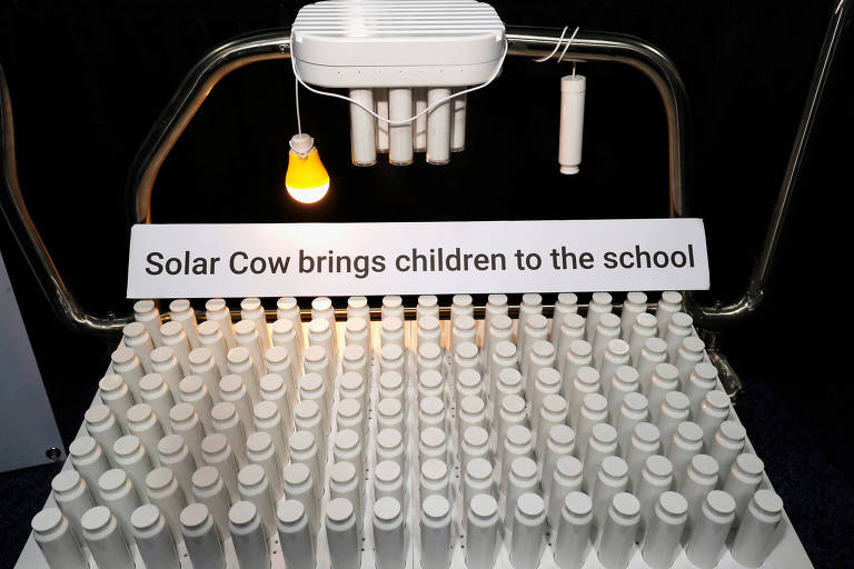 Empresa premiada cria 'vaca' que carrega baterias com luz solar em escolas