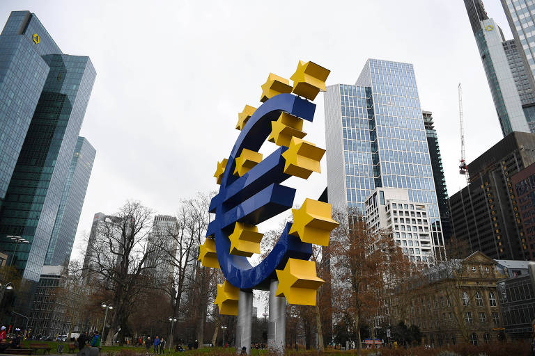 Escultura do euro em frente a Eurotower, na região central de Frankfurt 