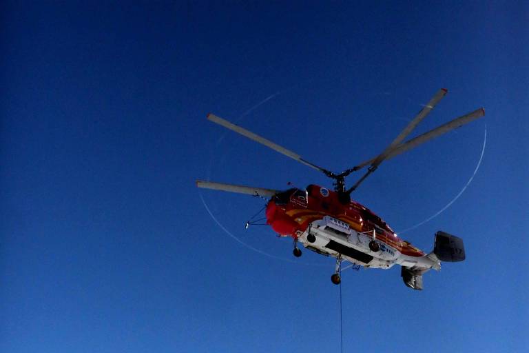 Piloto de helicóptero faz manobra surpreendente para resgatar esquiador nos alpes franceses