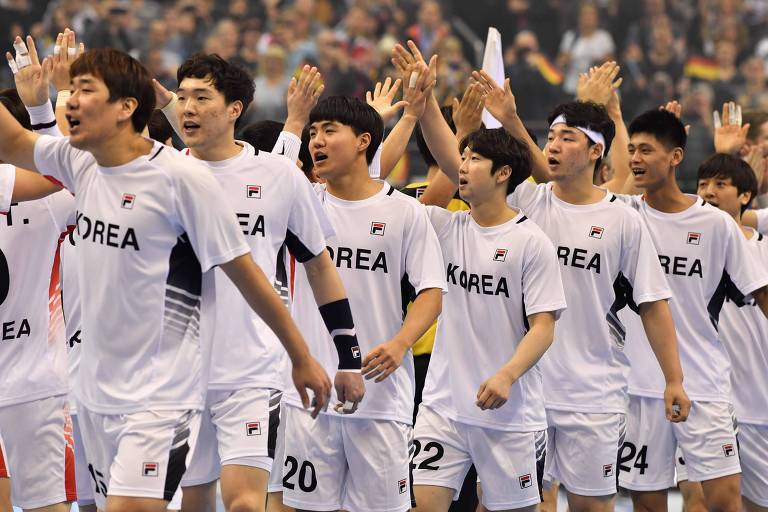 A Coreia, que está no grupo do Brasil e fez o jogo de abertura do Mundial contra a Alemanha, montou uma seleção unificada, com atletas da Coreia do Sul e da Coreia do Norte