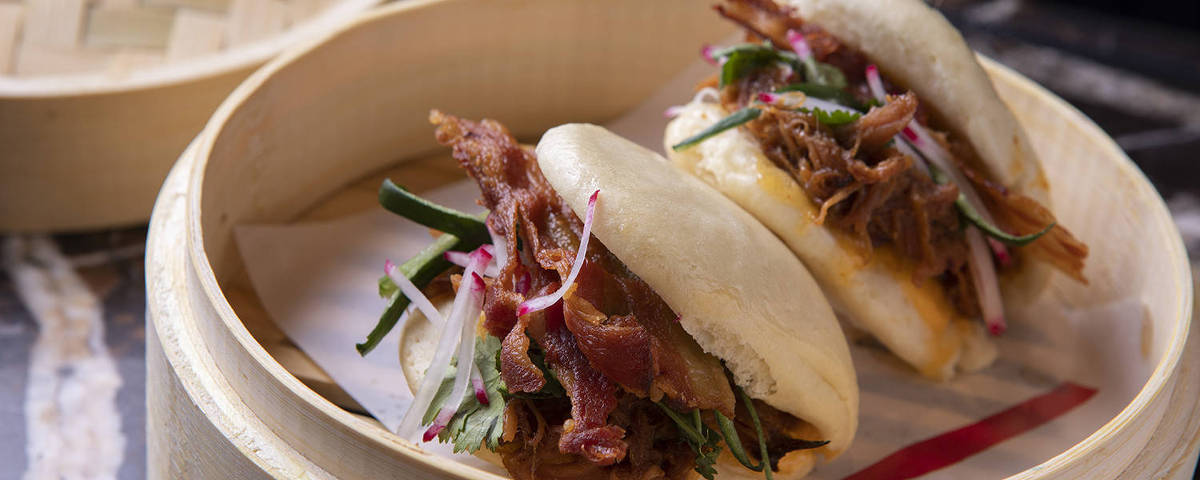 Pork Bun (bun com barriga e paleta de porco ao molho oriental) servido no SubAstor