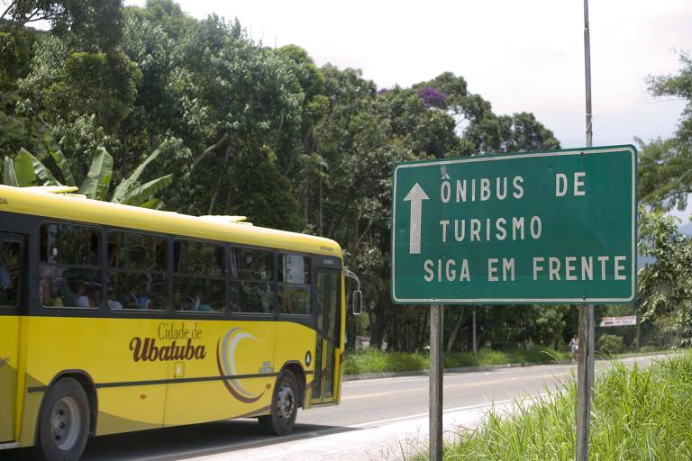 Placa com indicação para ônibus de turismo em Ubatuba, no litoral norte de SP