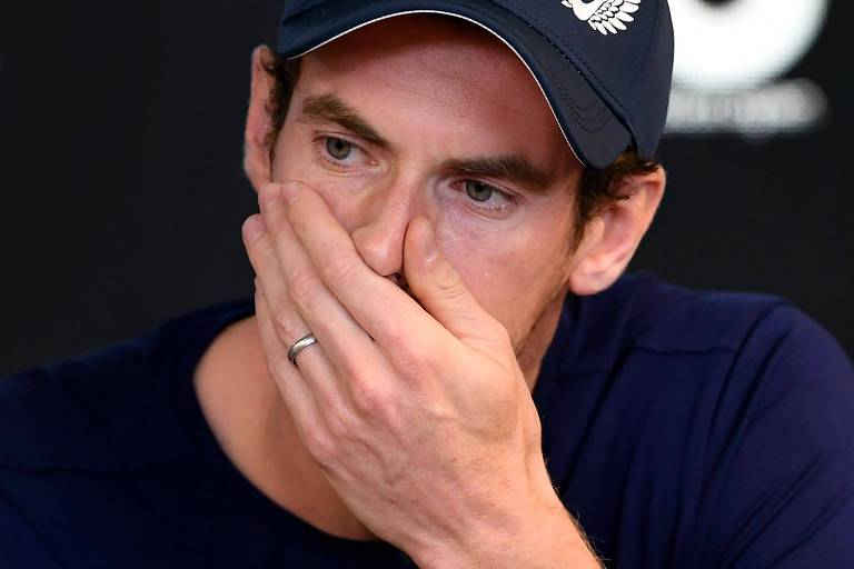 Andy Murray chora durante entrevista na Austrália