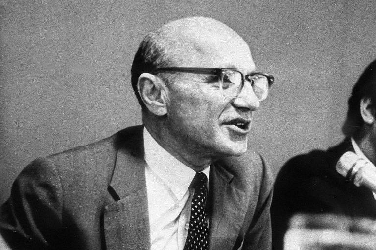 O economista conservador Milton Friedman, vencedor do Prêmio Nobel de Economia de 1976