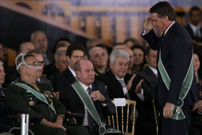 O presidente Jair Bolsonaro cumprimenta o general Eduardo Villas BÃ´as, durante solenidade de posse do novo comandante do ExÃ©rcito, general Edson Leal Pujol