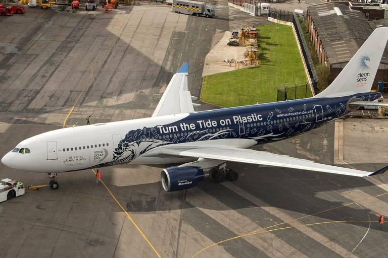 Avião da Hi Fly que fez os voos experimentais sem descartáveis no serviço de bordo faz  campanha contra a poluição dos plásticos 