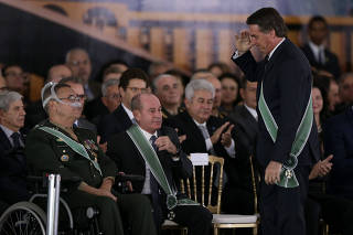 Bolsonaro presta continência a Villas Bôas, ao lado de Azevedo