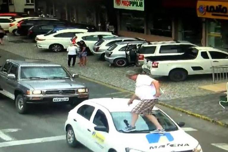 Vereador passa por cima de carro parado na faixa de pedestre