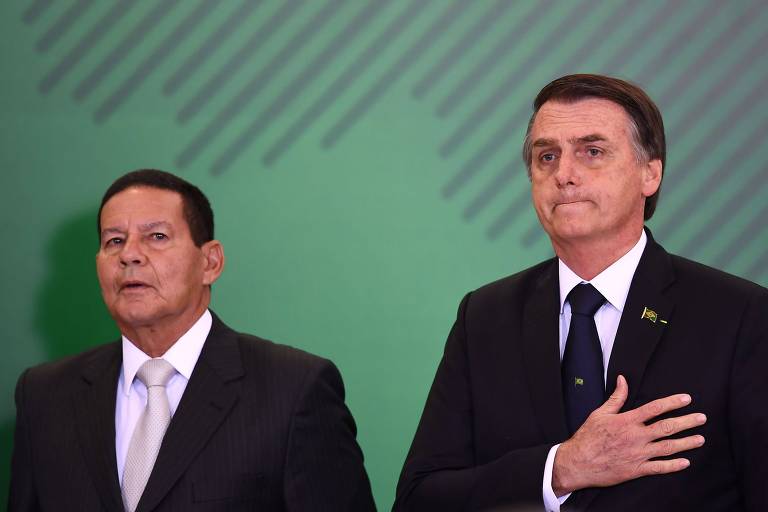 O vice Hamilton Mourão e o presidente Jair Bolsonaro durante cerimônia no Palácio do Planalto, em Brasília
