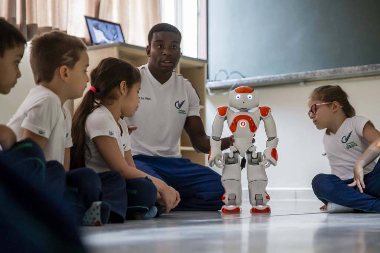 A aula do professor João tem brincadeiras lúdicas com cores, formas e natureza, além de um robô que interage com os alunos