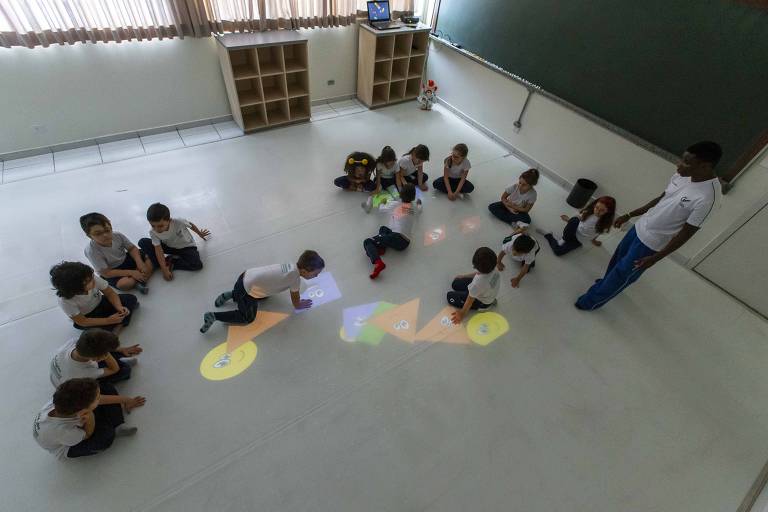 A aula do professor João tem brincadeiras lúdicas com cores, formas e natureza, além de um robô que interage com os alunos