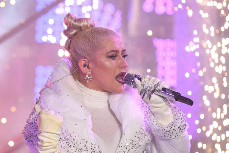 A cantora Christina Aguilera canta durante show de ano novo em Nova York