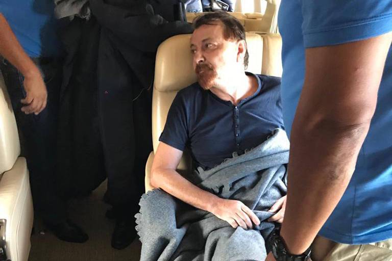 Foto divulgada pela polícia italiana mostra Cesare Battisti dentro do avião que levou o ex-ativista de esquerda da Bolívia para Roma