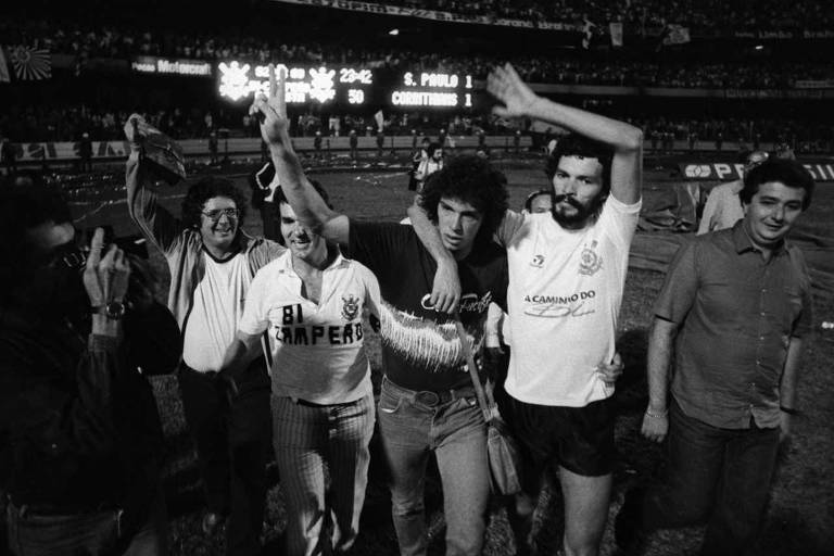 Sócrates (dir.) e Casagrande na comemoração do título do Campeonato Paulista de 1983