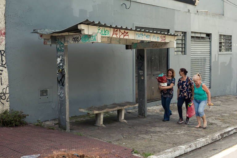 Na rua João Passalaqua, 34, na Bela Vista, um modelo antigo de ponto, de alvenaria está pichado e riscado