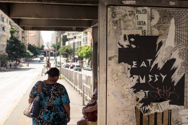 Na Santa Cecília, Avenida São João, altura do número 1500 (parada Ana Cintra), também pichações