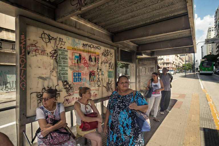 Na Santa Cecília, Avenida São João, altura do número 1500 (parada Ana Cintra), também pichações