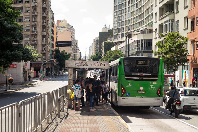 Na Santa Cecília, Avenida São João, altura do número 1500 (parada Ana Cintra), também pichações