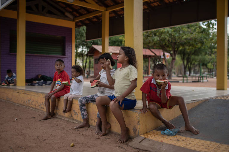Sem vagas no abrigo Pintolândia, venezuelanos indígenas da etnia warao se acumulam em praça de Boa Vista, capital do estado de Roraima