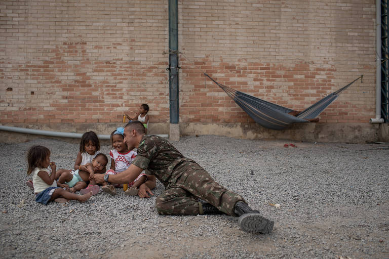 Tenente Lucas Cavalcante, 22, responsável militar pelo abrigo Pintolândia, que recebe imigrantes indígenas das etnias warao e enhepá, em Boa Vista, Roraima 