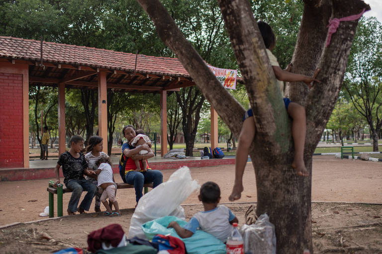 Sem vagas no abrigo Pintolândia, venezuelanos indígenas da etnia warao se acumulam em praça de Boa Vista, capital do estado de Roraima