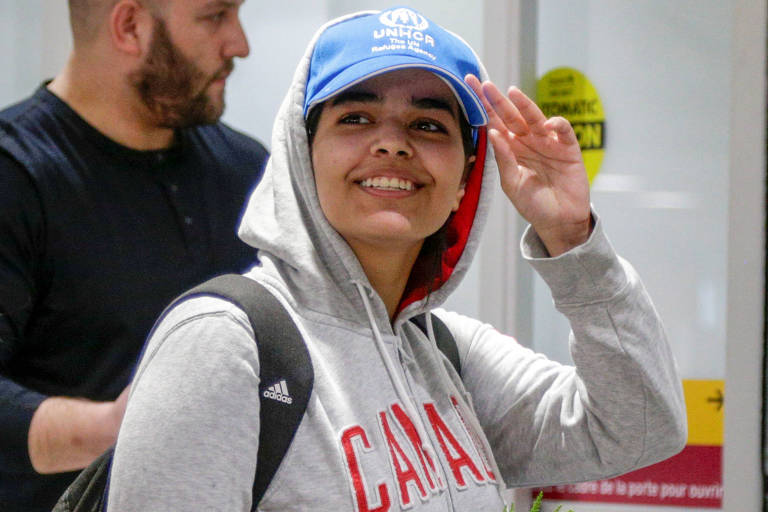A saudita Rahaf Mohammed al-Qunun no aeroporto de Toronto; após fugir, ela conseguiu visto no Canadá
