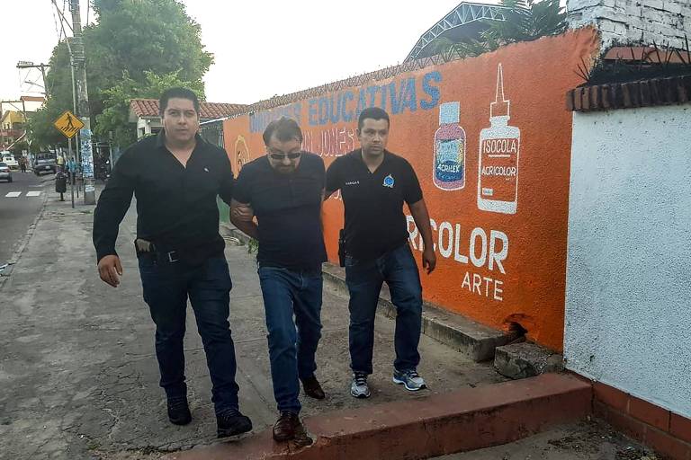 Foto divulgada pela polícia italiana mostra Cesare Battisti no momento em que foi preso em Santa Cruz de la Sierra, na Bolívia, no último dia 12 de janeiro