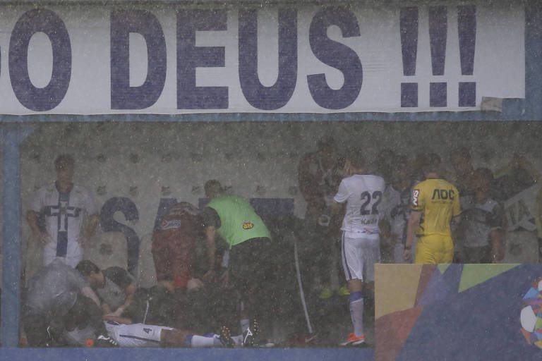 Jogador passa mal durante partida da Copa São Paulo após queda de raio